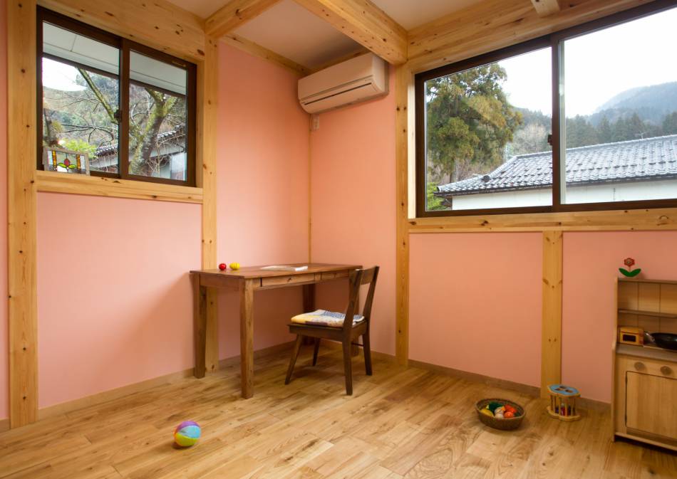 かわいいピンク色の壁にナチュラルな木の色は子供部屋にぴったり！