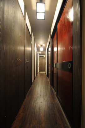 玄関から寝室まで長い廊下が続く。左が水まわりや物干しスペース、右が和室になっている。 株式会社TAKATA建築の施工事例 新しい住宅街に佇む宿 thumbnail