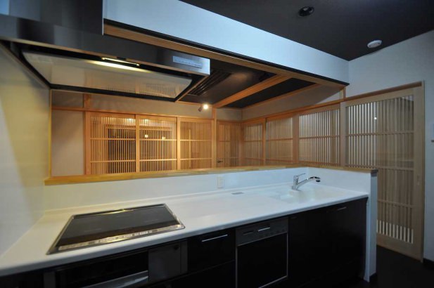 キッチンと和室は、８枚の建具を閉めると独立した空間になる。 株式会社TAKATA建築の施工事例 巨大な壁面アートのある家 thumbnail