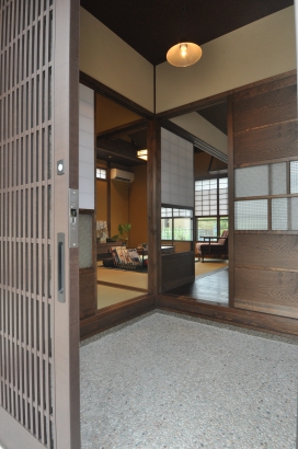 居間つながりの客間。市松の襖紙の押入れがレトロさを増しています。 株式会社TAKATA建築の施工事例 「ノスタルジック35♫(サーティーファイブ)」 thumbnail