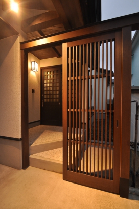 外玄関には門のような構えの簀戸 株式会社TAKATA建築の施工事例 「変幻自在なトリック町家」