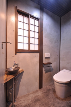 モルタル風塗りの無機質なトイレ。 株式会社TAKATA建築の施工事例 「変幻自在なトリック町家」 thumbnail