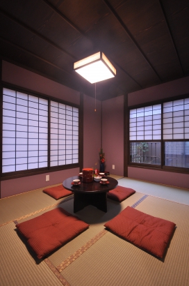 紫の塗り壁は奥様好み。しっとりとした寝室です。 株式会社TAKATA建築の施工事例 『笑う家には福来たる』 thumbnail
