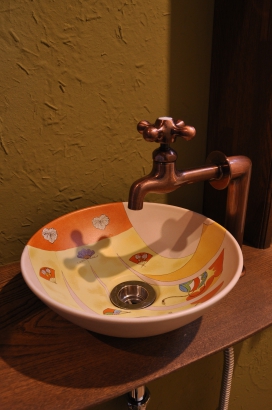 花嫁のれんを描いたオリジナル手洗い鉢です。 株式会社TAKATA建築の施工事例 『笑う家には福来たる』