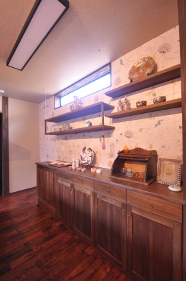 飾り棚風食器棚には九谷庄三の作品をオマージュしたタイルがかわいらしい雰囲気を出しております。 株式会社TAKATA建築の施工事例 「能美市の未来をつなげる家」 thumbnail