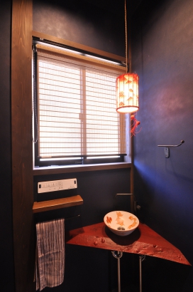 手洗い鉢と照明は金魚がテーマです。 株式会社TAKATA建築の施工事例 「能美市の未来をつなげる家」