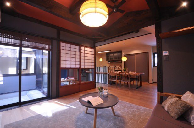 心地よい風とキラキラと射し込む木漏れ日を浴びる居間 株式会社TAKATA建築の施工事例 MADE in「JAPAN町家」 thumbnail