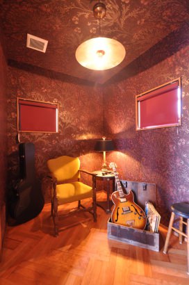 ご主人の趣味のドラム部屋。照明はシンバルで作りました。 株式会社TAKATA建築の施工事例 MADE in「JAPAN町家」 thumbnail