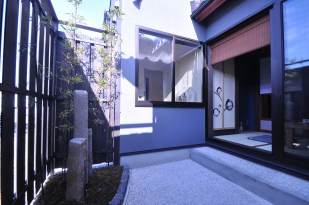 浴室からの眺めはまるで露天風呂のようです。 株式会社TAKATA建築の施工事例 MADE in「JAPAN町家」 thumbnail