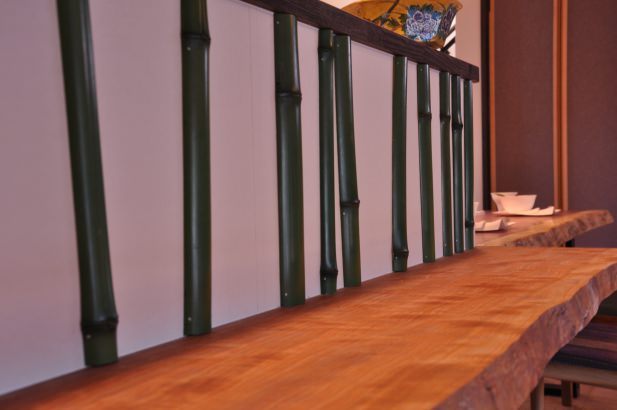 ダイニングのカウンター上には、竹が施され、部屋のアクセントとなっております。 株式会社TAKATA建築の施工事例 MADE in「JAPAN町家」