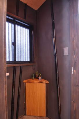 黒漆喰風の壁の中には、漆塗りの竹を施工してあります。 株式会社TAKATA建築の施工事例 MADE in「JAPAN町家」