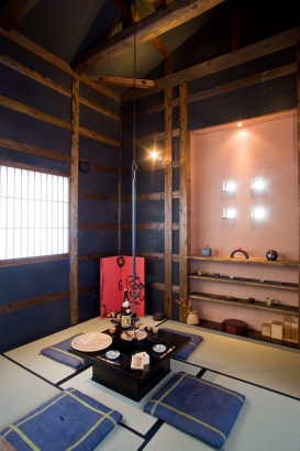 中二階にある、隠れ家的要素のある囲炉裏の間 株式会社TAKATA建築の施工事例 「蔵＋遊×笑×集」の家