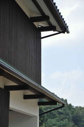 格子と腕木が町家の外観 株式会社TAKATA建築の施工事例 「お里の納屋からやってきた！梁が主役の囲炉裏舞台」