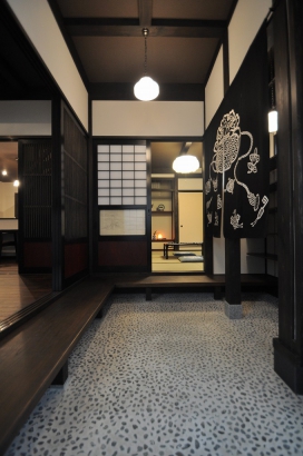 古き良き暖簾のさがった玄関土間 株式会社TAKATA建築の施工事例 「現代版　田の字の家」