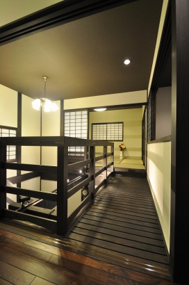 寝室への通路はつり橋のようなキャットウォーク 株式会社TAKATA建築の施工事例 「現代版　田の字の家」