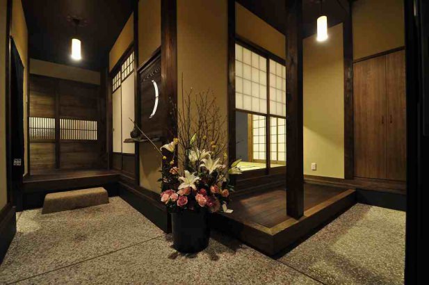 Ｌ字の玄関土間。玄関土間の板間に腰掛けて寛ぐこともできます。 株式会社TAKATA建築の施工事例 「白山と共に生きる家」