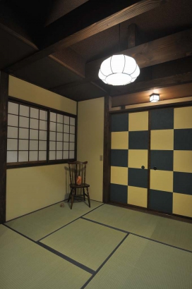 寝室は市松模様の襖紙 株式会社TAKATA建築の施工事例 天神に建つ家