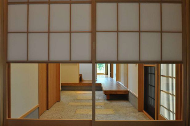 障子越しに見る玄関土間 株式会社TAKATA建築の施工事例 「洗練和美」（せんれんわび） thumbnail
