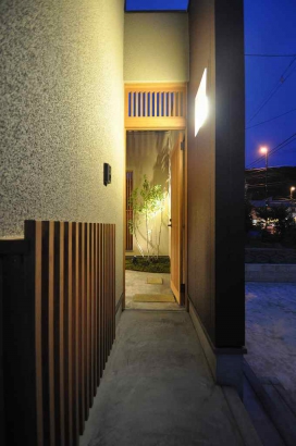 細い路地を抜けて玄関土間へ 株式会社TAKATA建築の施工事例 「洗練和美」（せんれんわび）