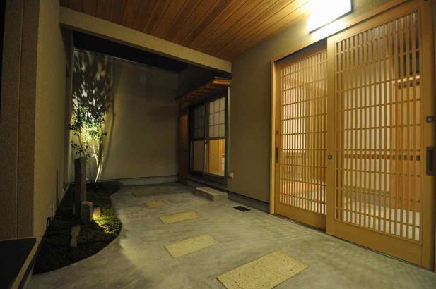 上品な料亭のような玄関庭 株式会社TAKATA建築の施工事例 「洗練和美」（せんれんわび） thumbnail