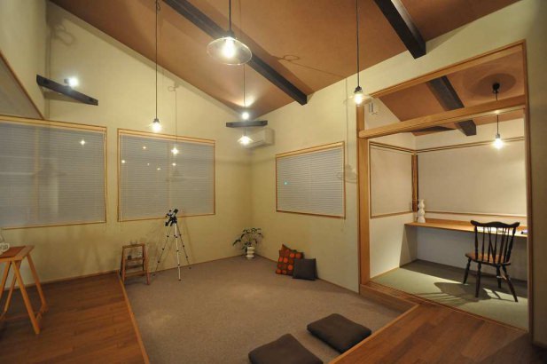 リビング横の書斎は外の景色を見ながら落ち着けるお部屋となります。 株式会社TAKATA建築の施工事例 「洗練和美」（せんれんわび） thumbnail