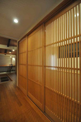 2階階段ホールからの扉は繊細な格子戸 株式会社TAKATA建築の施工事例 「洗練和美」（せんれんわび）
