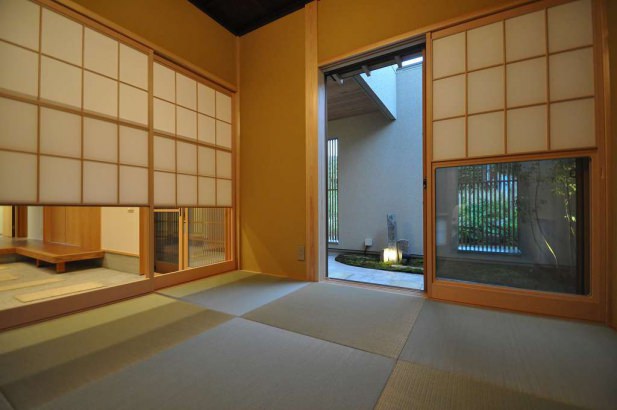 和室から眺める玄関土間庭 株式会社TAKATA建築の施工事例 「洗練和美」（せんれんわび）