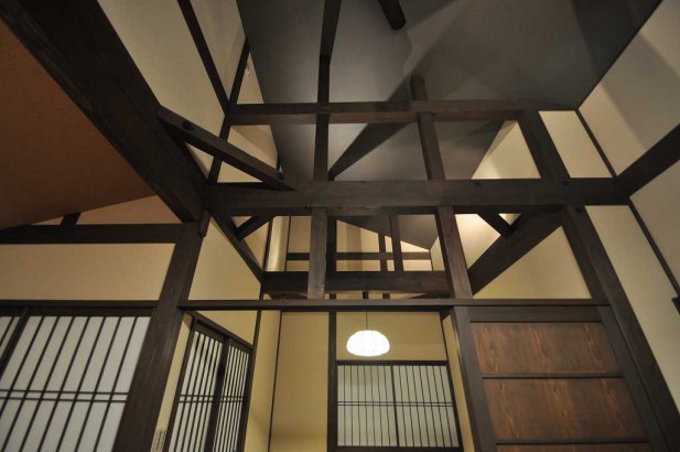 天井を見上げると梁の印影も素敵です 株式会社TAKATA建築の施工事例 「町家スタイル　×　ドッグランカフェ」