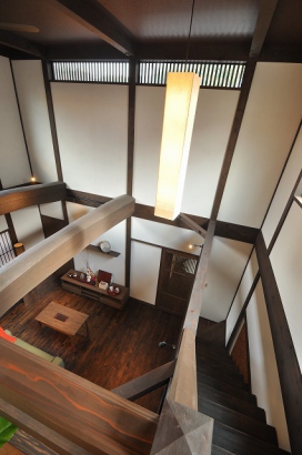 2階から見下ろすリビング 株式会社TAKATA建築の施工事例 「沢山の仲間や家族が集う　大空間のお家」