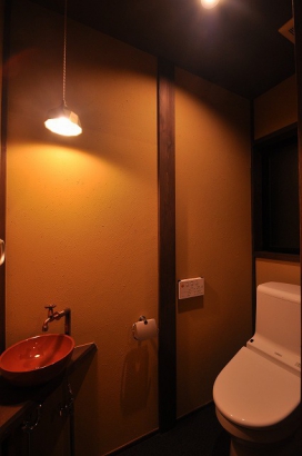 懐かしい雰囲気のトイレ 株式会社TAKATA建築の施工事例 「沢山の仲間や家族が集う　大空間のお家」 thumbnail