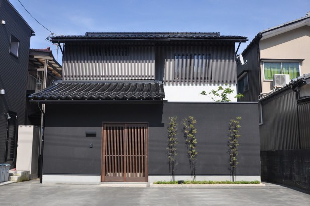 渋い黒塗り壁と格子の外観 株式会社TAKATA建築の施工事例 金沢に建つ現代町家 thumbnail