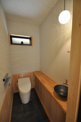 明るい広々とした上品なトイレ 株式会社TAKATA建築の施工事例 金沢に建つ現代町家 thumbnail