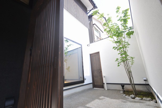 リビングから見る明るい中庭 株式会社TAKATA建築の施工事例 金沢に建つ現代町家