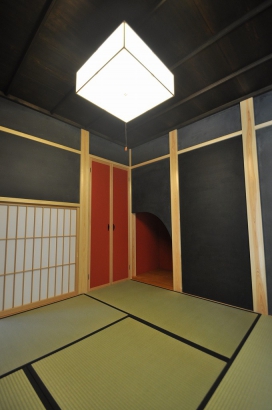 和室には、R壁の朱色の和紙の床の間 株式会社TAKATA建築の施工事例 金沢に建つ現代町家