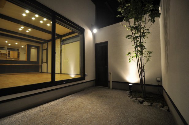 夜の土間庭 株式会社TAKATA建築の施工事例 金沢に建つ現代町家 thumbnail
