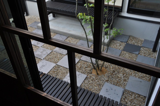 京都のお庭のような中庭 株式会社TAKATA建築の施工事例 中庭を眺めるレトロな町家 thumbnail