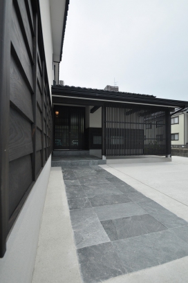 アプローチの石も雰囲気があります 株式会社TAKATA建築の施工事例 中庭を眺めるレトロな町家 thumbnail