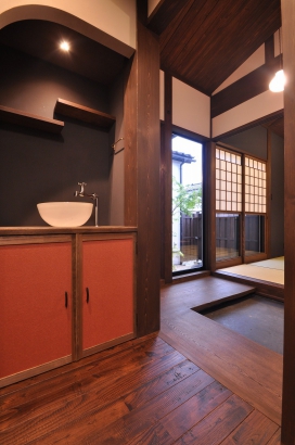 廊下の手洗い鉢にもわの趣として、和紙の壁紙や違い棚を 株式会社TAKATA建築の施工事例 中庭を眺めるレトロな町家 thumbnail