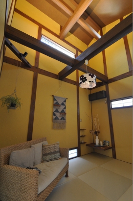 落ちついたからし色の寝室。天井が高く開放感が感じられます。 株式会社TAKATA建築の施工事例 ハワイアン×新築古民家　新築完成内覧会 thumbnail