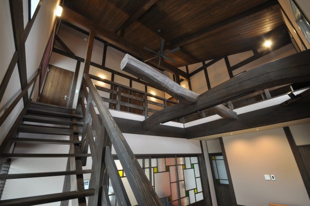 階段越しに見えるレトロなガラス建具。開ければ、ダイニングと一体化する 株式会社TAKATA建築の施工事例 山小屋のような雰囲気あるお家