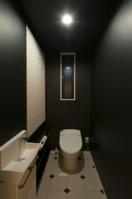 一枚鏡のある洗面所 株式会社 和泉の施工事例 白と黒がベースの上質モダンスタイルの家 thumbnail