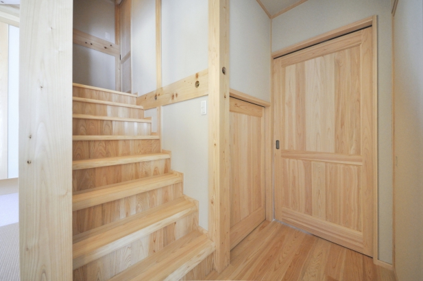 階段 有限会社岡崎工務店の施工事例 ステップフロアのある和モダンな平屋
