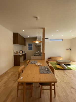 ダイニングキッチン 有限会社岡崎工務店の施工事例 小上がり和室でくつろぐシンプルナチュラルな家
