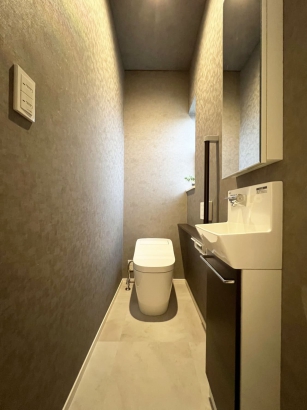トイレ 有限会社岡崎工務店の施工事例 スクエアリビングで広々大人空間 thumbnail