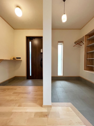 広々とした玄関 有限会社岡崎工務店の施工事例 自然素材が心地よいナチュラルスタイルの家