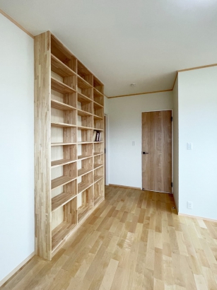 主寝室の造作本棚は天井までピッタリサイズで 有限会社岡崎工務店の施工事例 自然素材が心地よいナチュラルスタイルの家