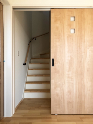 扉のあるリビング階段 有限会社岡崎工務店の施工事例 自然素材が心地よいナチュラルスタイルの家