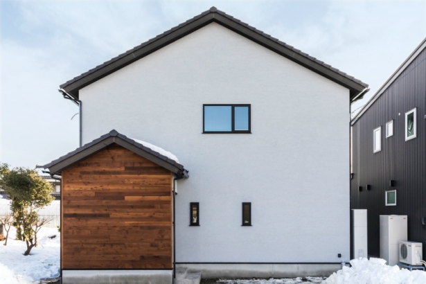 ふたつの三角屋根があるナチュラルカフェ風の家 家族の健康と建物の長寿を叶える家 ホーム ホーム株式会社