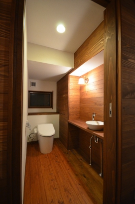 トイレ 有限会社ピュア・ハウジングの施工事例 pure wood house　呉羽南台のいえ