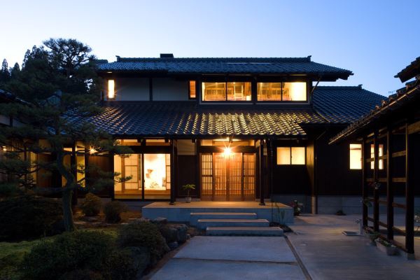 あかりに照らされる日本瓦屋根 有限会社ピュア・ハウジングの施工事例 japanese style　青井谷のいえ